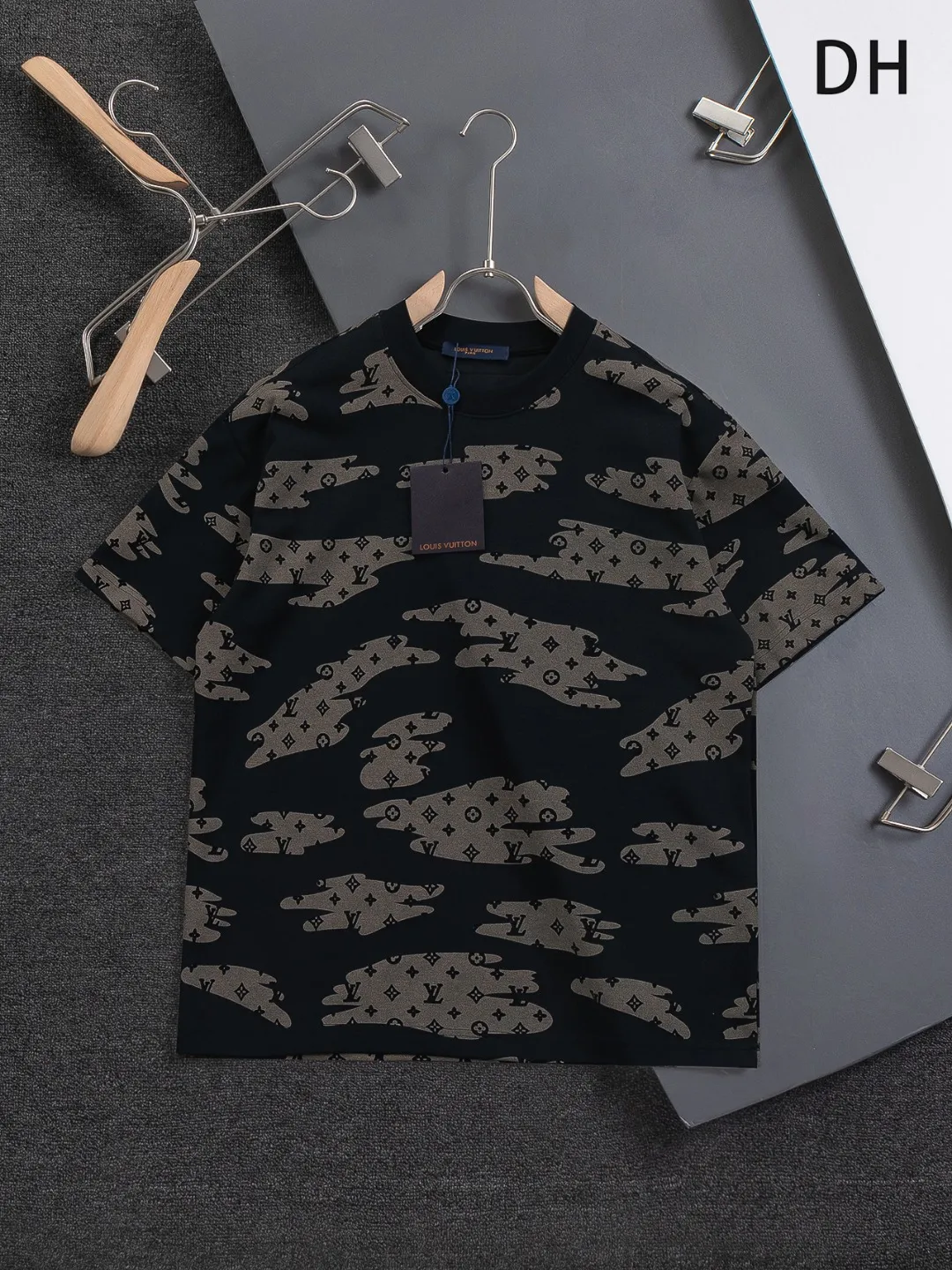 🅿️210 Louis Vuitton 1V LV micro-wide version S-XL LV 26ss new product counters are on the shelves at the same time. Multiple craftsmanship, composite fabrics, all-over cutting🔥Fire flower clouds☁️letter logo🪡 embroidery, round neck short-sleeved T-shirt, same style for men and women! Consigned to one-to-one creation. Synchronized with the official website, pure cotton fabrics at the counter! It is close to the skin and comfortable, durable and easy to wear. It has a classic and simple logo design and meticulous original craftsmanship. Short-sleeves, a must-have item for men, do not appear to be the same for the general public, but must be unique and eye-catching. This LV short-sleeve is all about quality, comfort, the same shape and fashion as always, including fabrics and cutting techniques. All of them have been made with great effort! 320 grams of washed pure cotton fabric, pure cotton is breathable, very refreshing and comfortable for daily wear. The rib knitting on the neckline is smooth and tight, and the neckline will not be skewed if you toss it at will. The loose version, you will find that it looks really good on the upper body. The overall is minimalist and neat, super versatile for daily use! Pair it casually with a pair of pants for a youthful look. A T-shirt will make your outfit crazy. It is a fashionable item that can never go wrong! Color: Black White Gray Purple Size: S-XL Size chart: S: Shoulder width 50-Bust 56-Length 70 M: Shoulder width 52-Bust 57-Length 72 L: Shoulder width 54-Bust 59-Length 74 XL: Shoulder width 56-Bust 62-Length 76